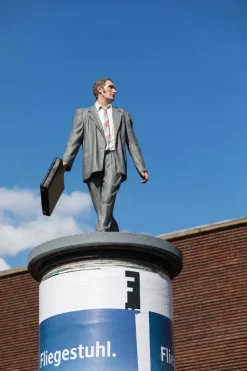 Christoph Pöggeler Handbemalte Bronze-Skulptur »Geschäftsmann«