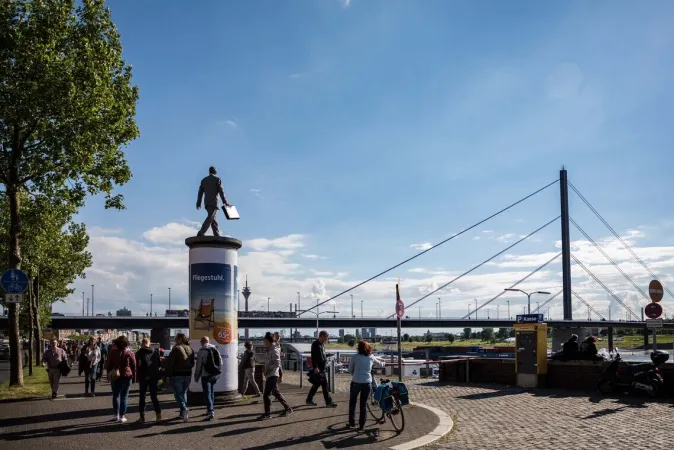 Christoph Pöggeler Handbemalte Bronze-Skulptur »Geschäftsmann«