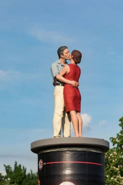 Christoph Pöggeler Handbemalte Bronze-Skulptur »Kuss«