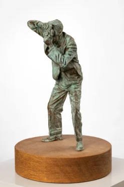Christoph Pöggeler Patinierte Bronze-Skulptur »Fotograf«