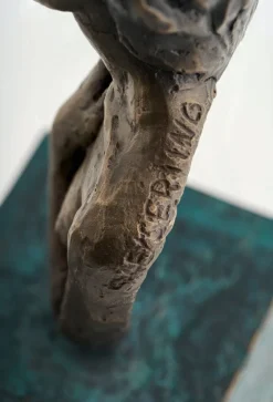 Ars mundi Sorina von Keyserling: Skulptur »Innehalten«, Bronze