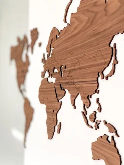 City Shapes Weltkarte aus Nussbaum